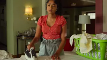 The jean shorts to ruched waist of Devi (Maitreyi Ramakrishnan) in My first time (S01E02)