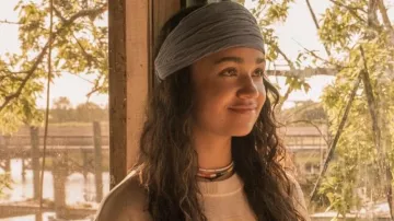 Diadema de pañuelo usada por Kiara (Madison Bailey) en Outer Banks (S01E02)