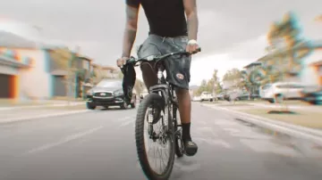 Gucci Pur­suit Mate­lasse Slide San­dals worn by Fredo Bang in his Top (Official Music Video)