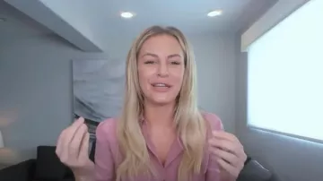 Equipo Camisa de seda lavada Pink Slim Signature usada por Morgan Stewart en E! Noticias abril 28, 2020