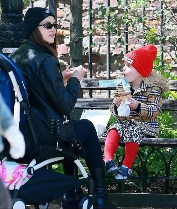 Roberi & Fraud Black Baby Betty usada por Irina Shayk Ciudad de Nueva York 28 de abril de 2020
