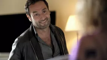 Le blouson en cuir noir porté par Steve Delarue (Gilles Lellouche) dans Ma part du gâteau