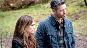 The jacket surchemise blue worn by Eddie Valetik (Eddie Cibrian) in the Take Two (S01)