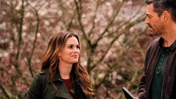 The black leather jacket worn by Sam Swift (Rachel Bilson) in the Take Two (S01)