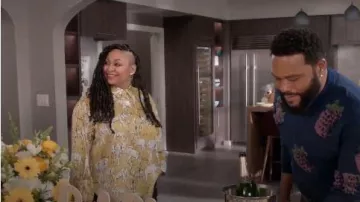 Surdimensionné Shirt porté par Rhonda Johnson (Raven-Symoné), en black-ish Saison 6 Épisode 22