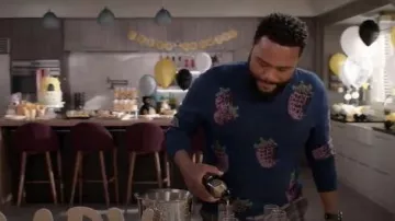 Pull Bleu porté par Andre "Dre' Johnson (Anthony Anderson), en black-ish Saison 6 Épisode 22