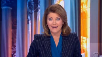 Alexander mcqueen Pinstripe Un Bouton de Veste, de la Marine et Ivoire porté par Norah O'Donnell sur CBS, Ce Matin, le 28 avril 2020