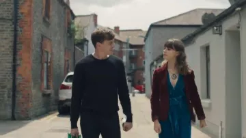 Blazer de terciopelo burdeos usado por Marianne (Daisy Edgar-Jones) en Normal People Temporada 1 Episodio 5