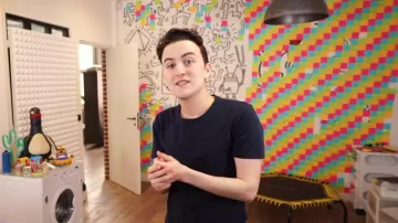 The t-shirt, blue Hugo Posay in the video BUILD A CABIN FOR THE CONTAINMENT with @FastGoodCuisine