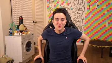 The t-shirt Le coq sportif worn by HugoPosay in the YouTube video This site allows you to see pictures of unknown people