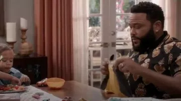 Polo T-Shirt Noir porté par Andre "Dre' Johnson (Anthony Anderson), en black-ish Saison 6 Épisode 22