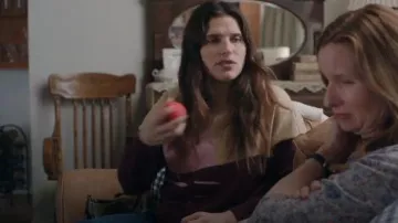 Coucher de soleil Chandail porté par Rio (Lake Bell) dans Bénisse Ce Gâchis Saison 2 Épisode 19