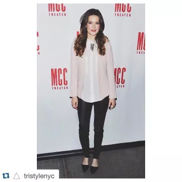 Pantalones skinny de cuero sintético en blanco de Nueva York usados por Meghann Fahy en su cuenta de Instagram @meghannfahy