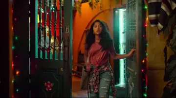 Le jean Déchiré taille haute bleu de Devi (Maitreyi Ramakrishnan) dans Mes premières fois (Saison 1)