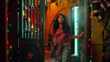 The t-shirt old rose Devi (Maitreyi Ramakrishnan) in My first time (Season 1)