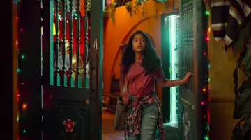 Le t-shirt vieux rose de Devi (Maitreyi Ramakrishnan) dans Mes premières fois (Saison 1)