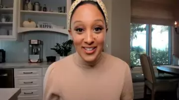 Lele sadoughi Vel­vet Crys­tal Head­band worn by Tamera Mowry on The Real April 29, 2020