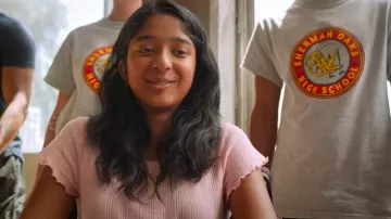 The ribbed t-shirt-pink Devi (Maitreyi Ramakrishnan) in My first time (Season 1)