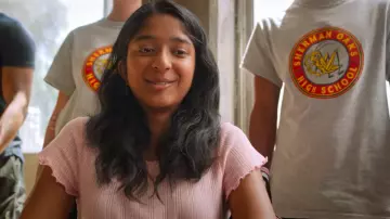 Le t-shirt côtelé rose de Devi (Maitreyi Ramakrishnan) dans Mes premières fois (Saison 1)
