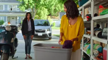 Le gilet en maille jaune porté par la mère de Devi (Poorna Jagannathan) dans Mes premières fois (Saison 1)