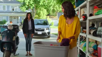 La blouse col V jaune portée par la mère de Devi (Poorna Jagannathan) dans Mes premières fois (Saison 1)