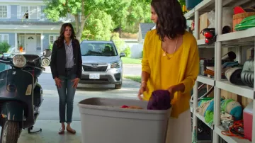 Los pantalones anchos blancos usados por la madre de Devi (Poorna Jagannathan) en My First Times (Temporada 1)