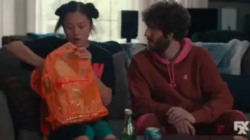 Clair Transparent de PVC de Sac à dos porté par Emma (Christine Ko) DAVE Saison 1 Épisode 10