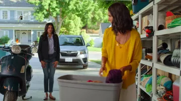 Camisa de manga larga azul claro de Kamala (Richa Shukla) en My First Times (Temporada 1)