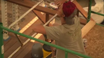 Camiseta de JJ (Rudy Pankow) en Outer Banks (S01E01)