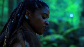 Los pendientes de Quellcrist Falconer (Renée Elise Goldsberry) en la serie Altered Carbon (Temporada 1 Episodio 7)