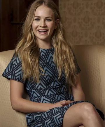 El vestido azul con estampado gráfico que usó Britt Robertson en la cuenta de Instagram de @brittrobertson_official
