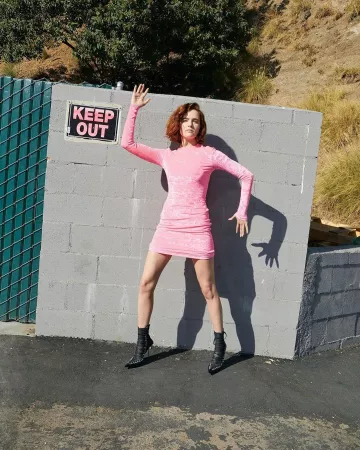 Pink Neck Long Sleeve Body­con Dress worn by Zoey Deutch on her Instagram account @zoeydeutch
