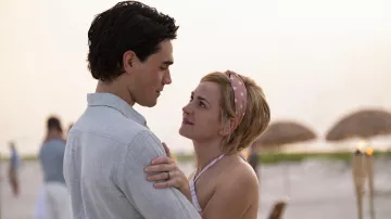 The headband hair pink polka dot white worn by Melissa Henning (Britt Robertson) in there, I still believe