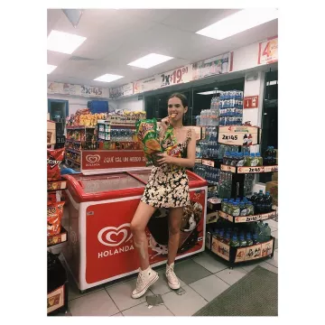 Con­verse Chuck Tay­lor All Star High Top worn by Zoey Deutch on her Instagram account @zoeydeutch