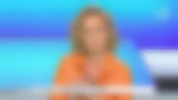 La veste en cuir orange de Caroline Roux dans C dans l'air