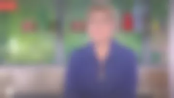 La combinaison souple, poches sur le devant, lien à nouer à la taille de Anne-Élisabeth Lemoine dans C à Vous le 30.04.2020