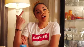 The t-shirt Levi's white worn by Wejdene in her video clip, I can Dead