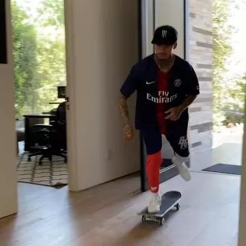 The tracksuit bottoms worn by Nyjah Huston on his account Instagram @nyjah