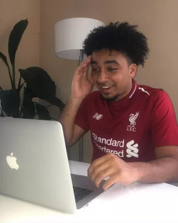 La camiseta de fútbol del club Liverpool 2018/2019 usada por LauCarré en su cuenta de Instagram @l.au.carre