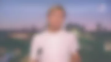 La blusa rosa pálido con cuello ascendente y pequeños volantes de Anne-Sophie Lapix en Journal de 20h de France 2 el 30.04.2020