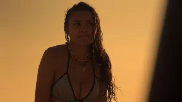 Bikini gris H&M usado por Kiara (Madison Bailey) en Outer Banks (S01E01)