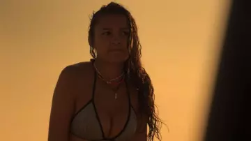 H&M gris bikini porté par Kiara (Madison Bailey) dans les Outer Banks (S01E01)