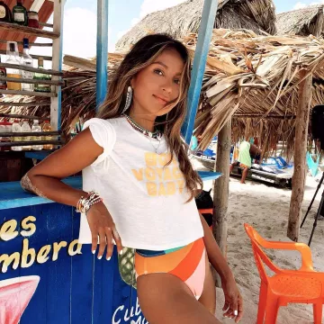 Le t-shirt Bon Voyage Baby porté par Julie Sariñana sur son compte Instagram @sincerelyjules 