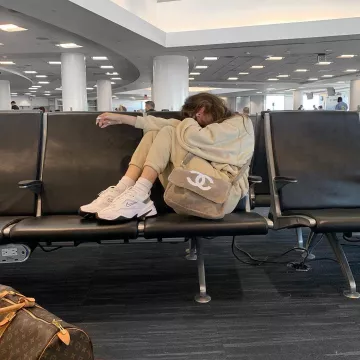 El bolso chanel de ante beige de Madison Beer en su cuenta de Instagram @madisonbeer
