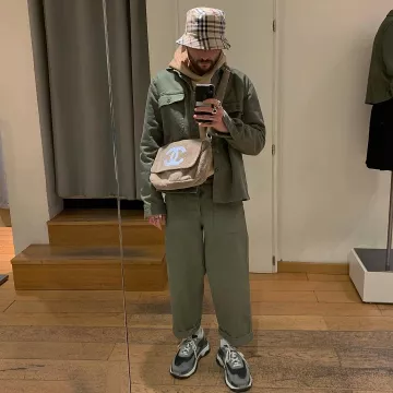 El bolso beige de Chanel en la cuenta de Instagram @70s.vogue