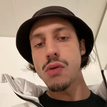 La doudoune Schott blanche portés par Roméo Elvis sur son compte Instagram @elvis.romeo 