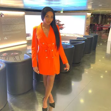 El vestido blazer naranja brillante de Wejdene en su cuenta de Instagram @wejdene.bk