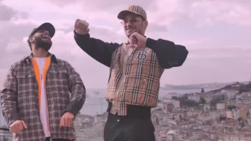 La chaqueta bomber de Burberry usada por Soolking su clip Meleğim feat. Dadju