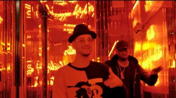 El suéter de dos tonos de Burberry usado por Soolking en su clip de hazaña de meleğim. Dadju