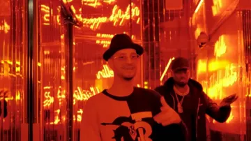 El sombrero negro de Soolking en su video musical Meleğim feat. Dadju 